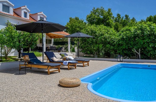 Cove Makarac (Milna) Villa | 200 m² Villa ∙ 4 bedrooms ∙ 9 guests