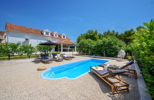 Cove Makarac (Milna) Villa | 200 m² Villa ∙ 4 bedrooms ∙ 9 guests