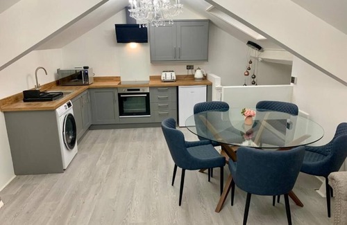 Porthcawl Apartment | 200m to Ocean, High Spec Town Centre Entire Flat, 3 Bedrooms, TVs All Rooms