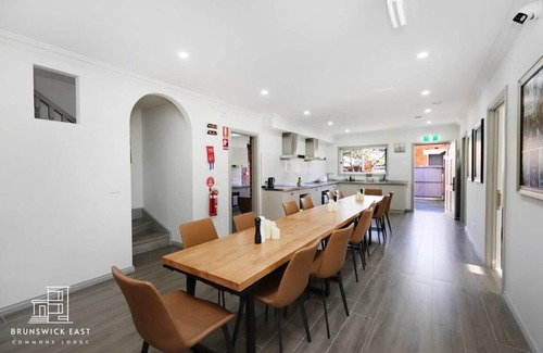 Brunswick East Hotel | 205 Modern King Room w/Private Ensuite Fast WiFi Hotel-Grade Linen 24/7 Security Near Tram 18 Mins to CBD