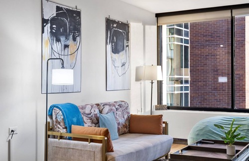 Rush and Division Apartment | 20th Floor Lux Apt w/Rooftop Pool Steps from Lake