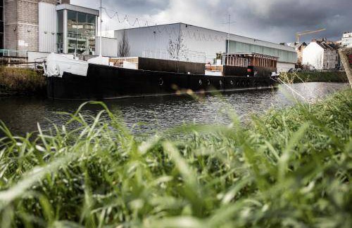 Strop Boat Rental | 210 m² Houseboat ∙ 3 bedrooms ∙ 8 guests