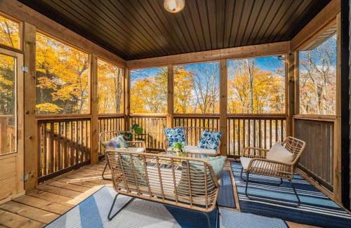 Lake of Bays House | 2200sqf Bungalow in Huntsville, Hidden Valley Ski Resort