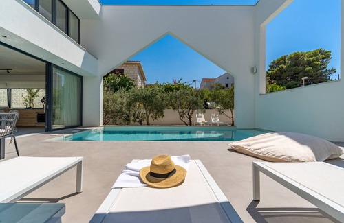 Supetar Villa | 225 m² Villa ∙ 5 bedrooms ∙ 11 guests