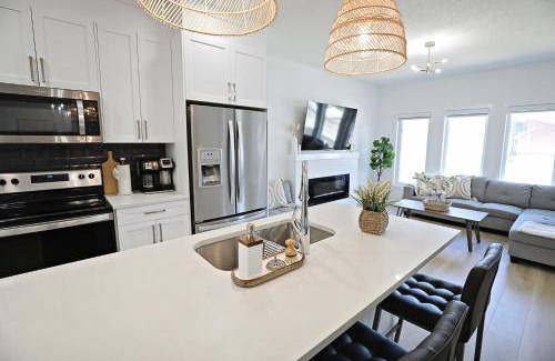 Southwest Edmonton House | 232 m² House ∙ 5 bedrooms ∙ 12 guests
