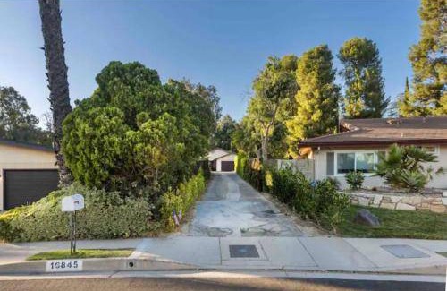Granada Hills North House | 232 m² House ∙ 4 bedrooms ∙ 12 guests