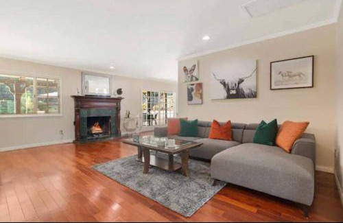 Granada Hills North House | 232 m² House ∙ 4 bedrooms ∙ 12 guests
