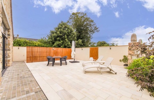 Grosville House | 240 m² Gîte ∙ 3 bedrooms ∙ 6 guests