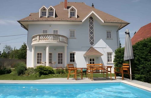 Siofok House | 240 m² House ∙ 5 bedrooms ∙ 12 guests