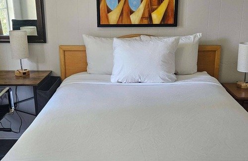 East Side Hotel | 2400 Motel