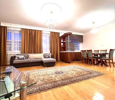 Nur-Sultan Apartment | 241 Просторные теплые и уютные апартаменты у Байтерека с 3 кроватями и 2 диванами и 2 санузлами
