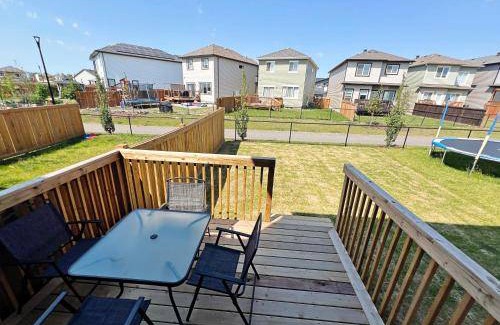 Southwest Edmonton House | 242 m² House ∙ 4 bedrooms ∙ 12 guests