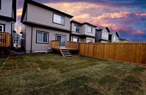Southwest Edmonton House | 242 m² House ∙ 4 bedrooms ∙ 12 guests