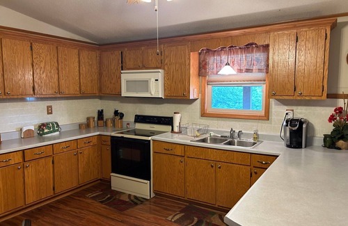 Henderson House | .25 miles from lake with public boat launch, Henderson ramp 12 min drive