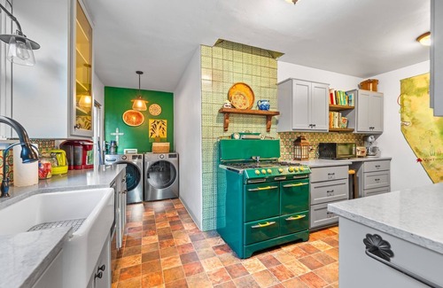 Ventura House | 25% Off 30+ Stay! Prime Location, Private Hot Tub