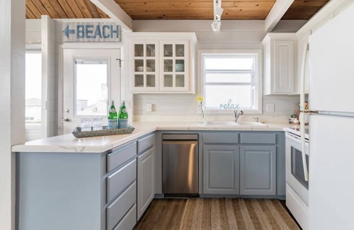 Kiwanda Shores House | 25 Steps to Beach! Bright & Stylish Beach Cottage