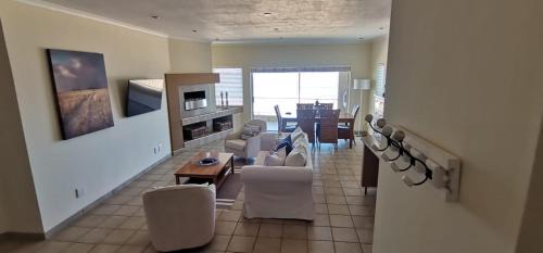 Long Beach Apartment | 25 Sunset View