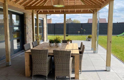 Langemark-Poelkapelle House | 250 m² House ∙ 4 bedrooms ∙ 8 guests
