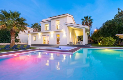Syracuse Villa | 250 m² Villa ∙ 4 bedrooms ∙ 8 guests