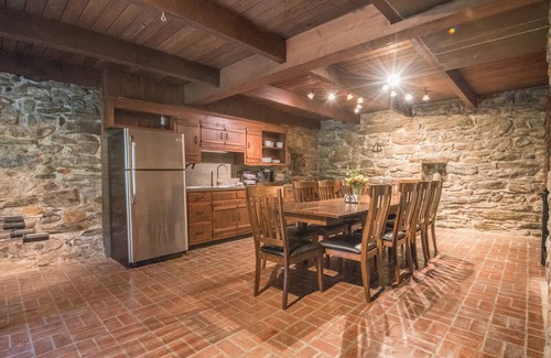 Pequea House | 250yo Stone House - Stargazing, Fireflies, Streams, and room to Run!