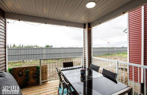 Southwest Edmonton House | 255 m² House ∙ 6 bedrooms ∙ 16 guests