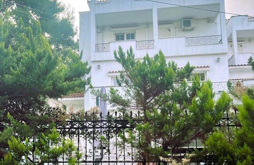 Dionysos House | 260 m² House ∙ 4 bedrooms ∙ 8 guests