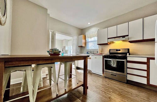 Hyde Park House | 2639 Observatory Drive, Unit 2 · Hyde Park Getaway - Close to Square & Downtown