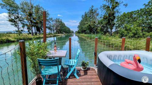 Ouges Boat Rental | 27 m² Houseboat ∙ 2 bedrooms ∙ 5 guests