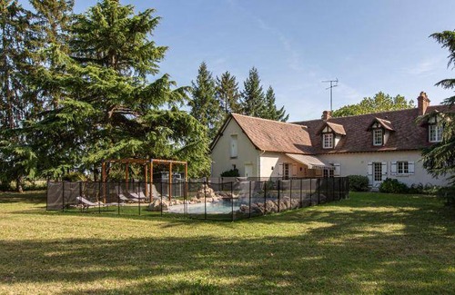 Huisseau-sur-Mauves House | 270 m² House ∙ 7 bedrooms ∙ 14 guests