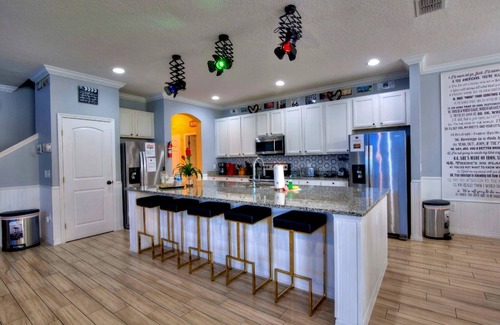 Loughman House | 28-bedroom Global Hollywood, sleeps 70
