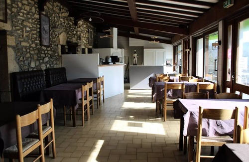 Miribel-les-Echelles Cabin | 28. Roulotte Petunia 4 persons
