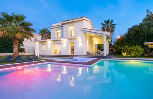 Syracuse Villa | 280 m² Villa ∙ 4 bedrooms ∙ 8 guests