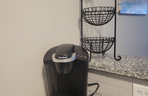 Bel Aire House | 29-day min stays- Pet-friendly home, In-unit laundry, and reliable WiFi.