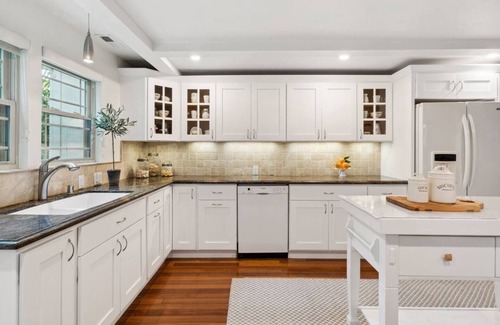 University South House | 2B in DT near Stanford, Big Living room & Kitchen