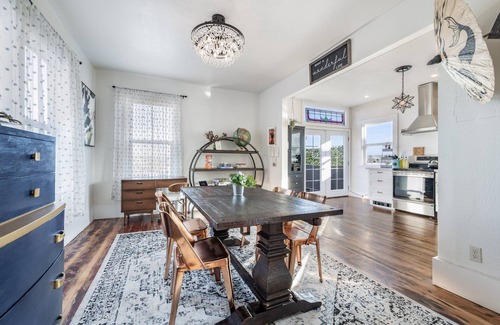 Hilltop House | 2b/Vintage/Full Kitchen/Office/Private deck with view of Mt. Rainier/Central DT