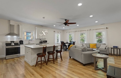 Savannah Victorian District House | 2bd/2ba Townhome * Renovated * 30+ day stay