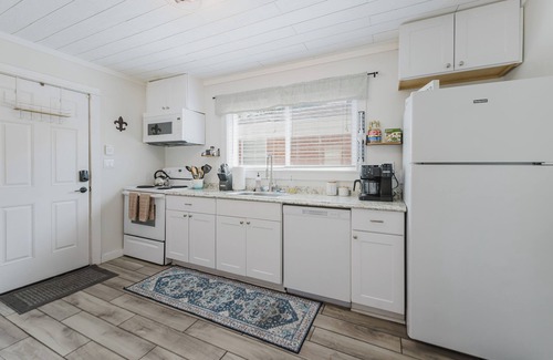 Wyandotte House | 2BD Charming Ideally Located Bungalow