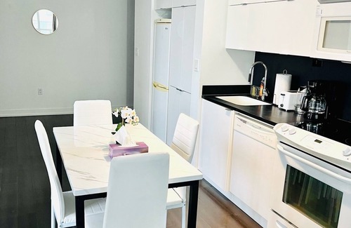 Bathurst Quay Condo | 2BD Condo W Free Parking Near CN Tower