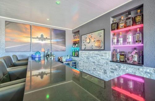 Southeast Colorado Springs House | 2BD Luxury Condo Cocktail Lounge Beautiful Views