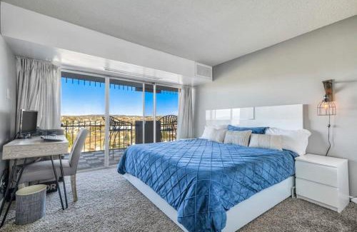 Southeast Colorado Springs House | 2BD Luxury Condo Cocktail Lounge Beautiful Views