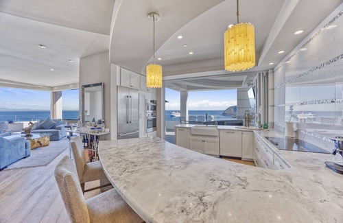 Avalon Condo | 2BD Penthouse Suite, Unobstructed Views in Hamilton Cove (UPPER UNIT), CART & AC