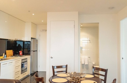 Southbank Apartment | 2BD with City Views! Pool, Gym, Tennis Court