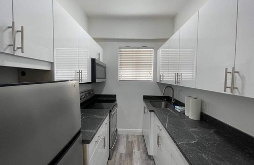 Ludlam Apartment | 2bed/1 bath apt w/parking great location!