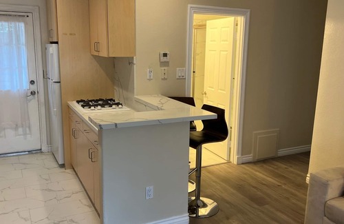 Lake Balboa House | 2bed 1bath GH house with parking near Van Nuys airport & Universal Studio for 4+