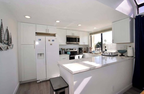 Crown Point Apartment | 2Bed 2Bath APT walking distance to BEACH and BAY in PB