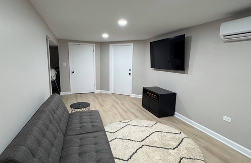 O'Hare Apartment | 2bedroom apartment in fantastic Chicago near Ohare and quick drive into the city