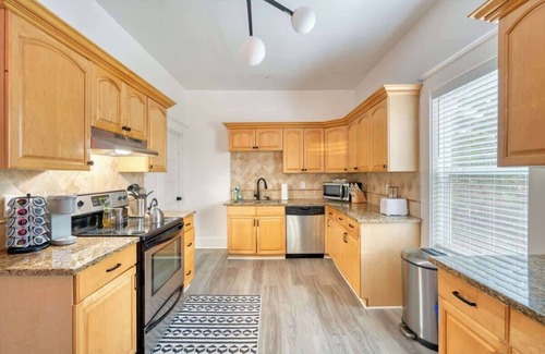 King House | 2BR/1BA Portland Soul Lounge Walkable Retreat
