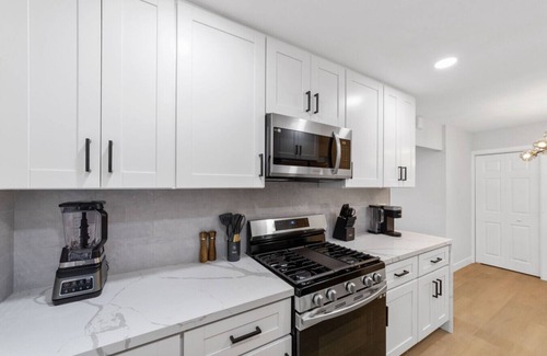 Bay Ho House | 2BR, 2B, Coffee Bar, Cozy Sectional, Rainfall Shower, Smart TVs, Cozy Beach Theme