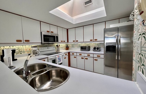 Briarcliffe Acres Condo | 2BR/2BA 15th Floor Penthouse, 10ft Ceilings -this view is out of this world!