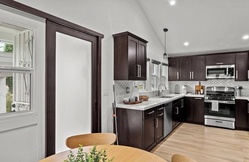 North Central House | 2BR Homey Cottage near Rosebowl - Free Parking
